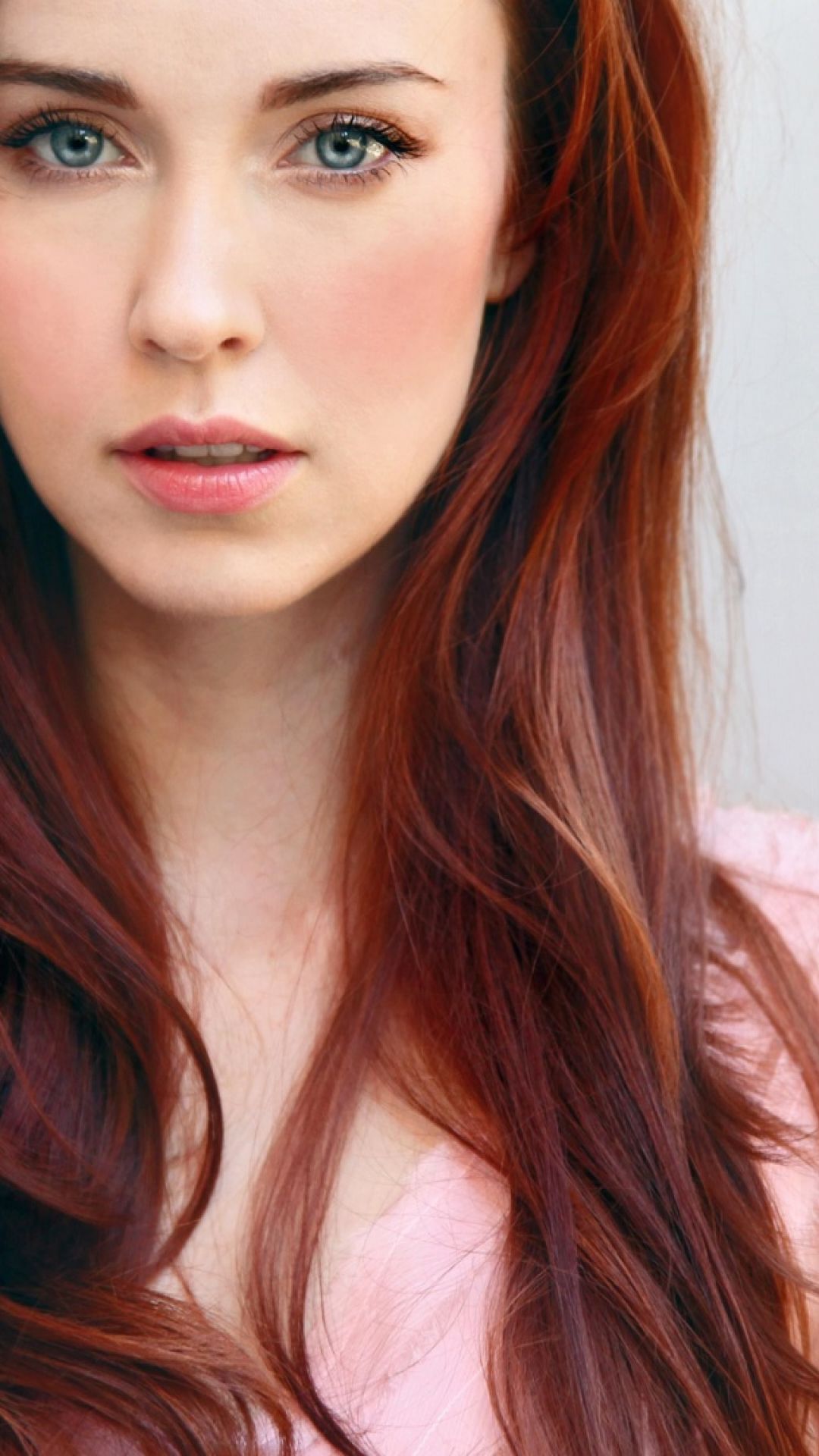 Медный зеленый цвет. Элиз Левек рыжая. Элиз Левек канадская актриса. Рыжие волосы. Рыжие волосы и серые глаза.