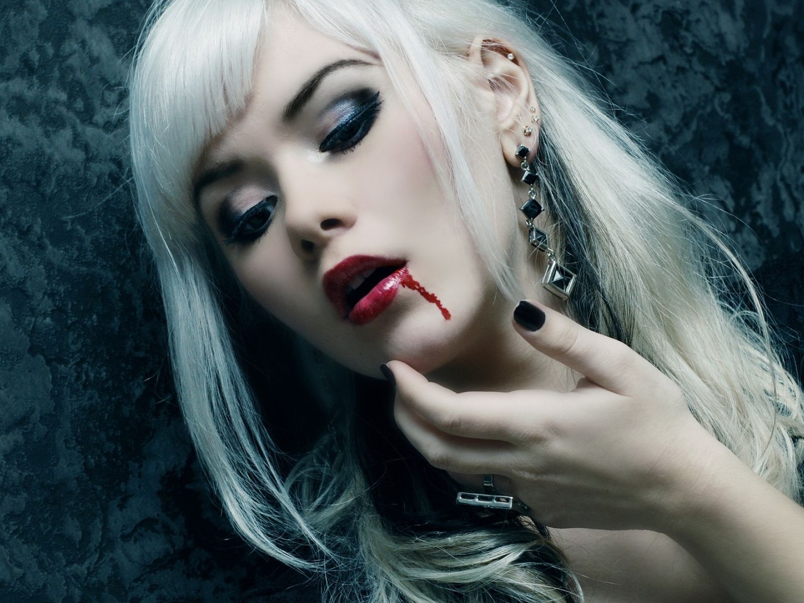 Красивая вампирша блондинка