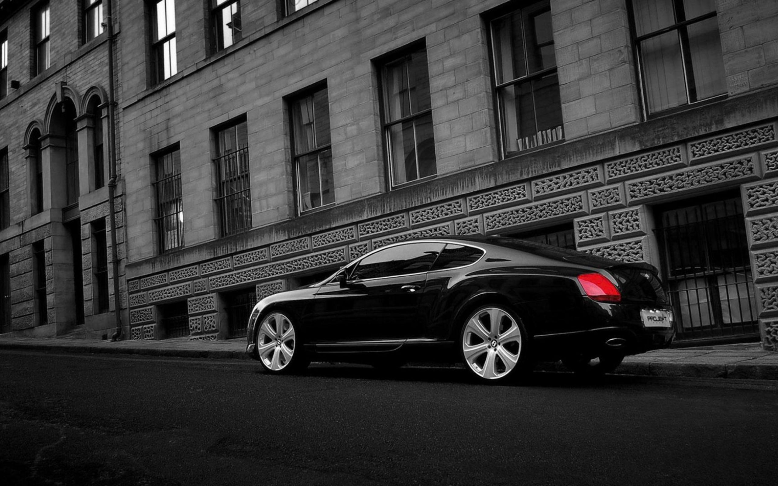 Черная машина в москве. Bentley Continental Kahn. Bentley Continental gt 22 Kahn. Черная машина. Черно белые авто.
