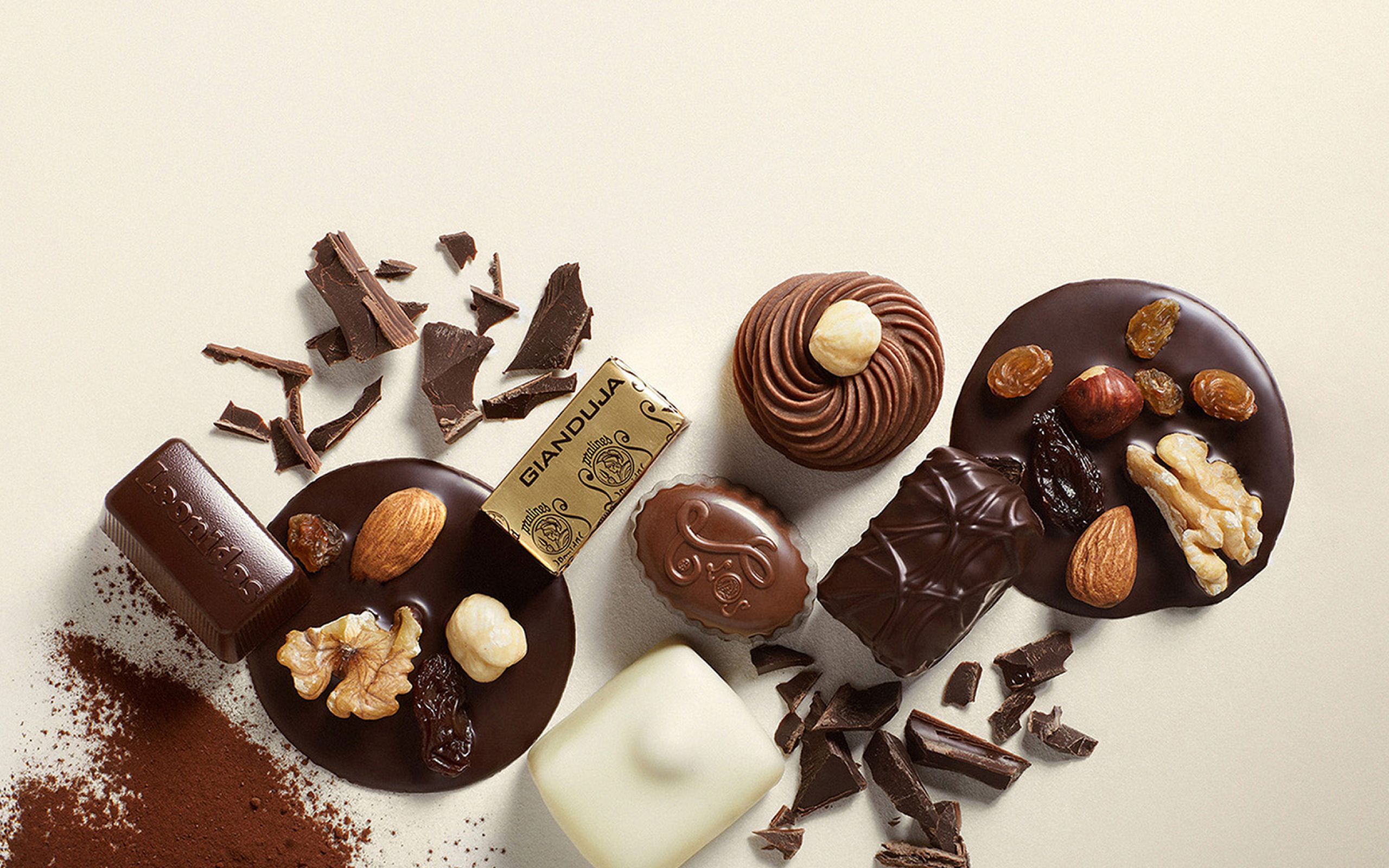 Шоколад столе. Бельгийский шоколад Leonidas. Шоколадные конфеты. Конфеты шоколад. Конфеты печенье.