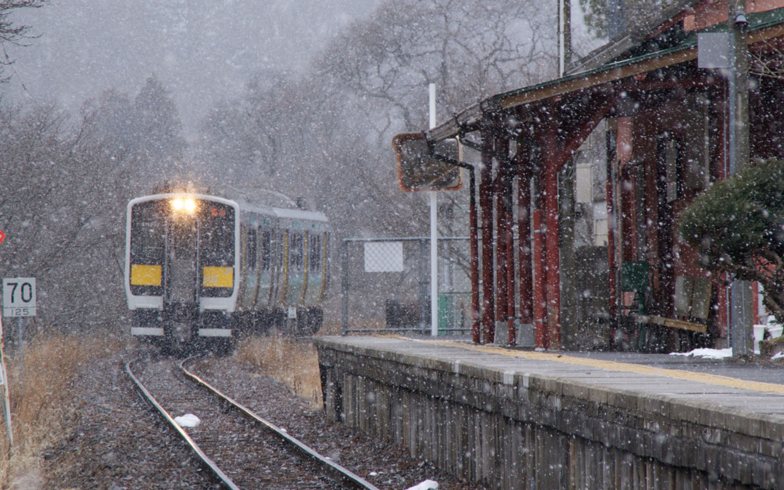 Звук приближающегося поезда. Станция поезда в Японии. Поезд в снегу. Заснеженный перрон. Поезд снегопад в Япония.