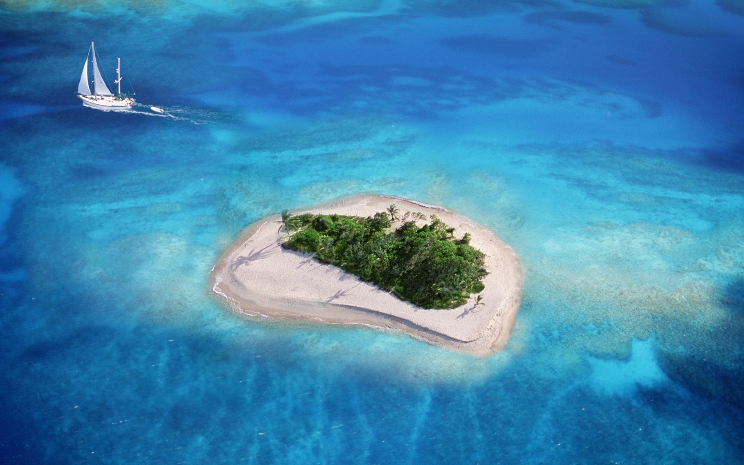 Остров человек в океане. Парадиз остров Карибского моря. Лагуна на архипелаге. Атолл Дюси. Необитаемый Атолл Дюси.