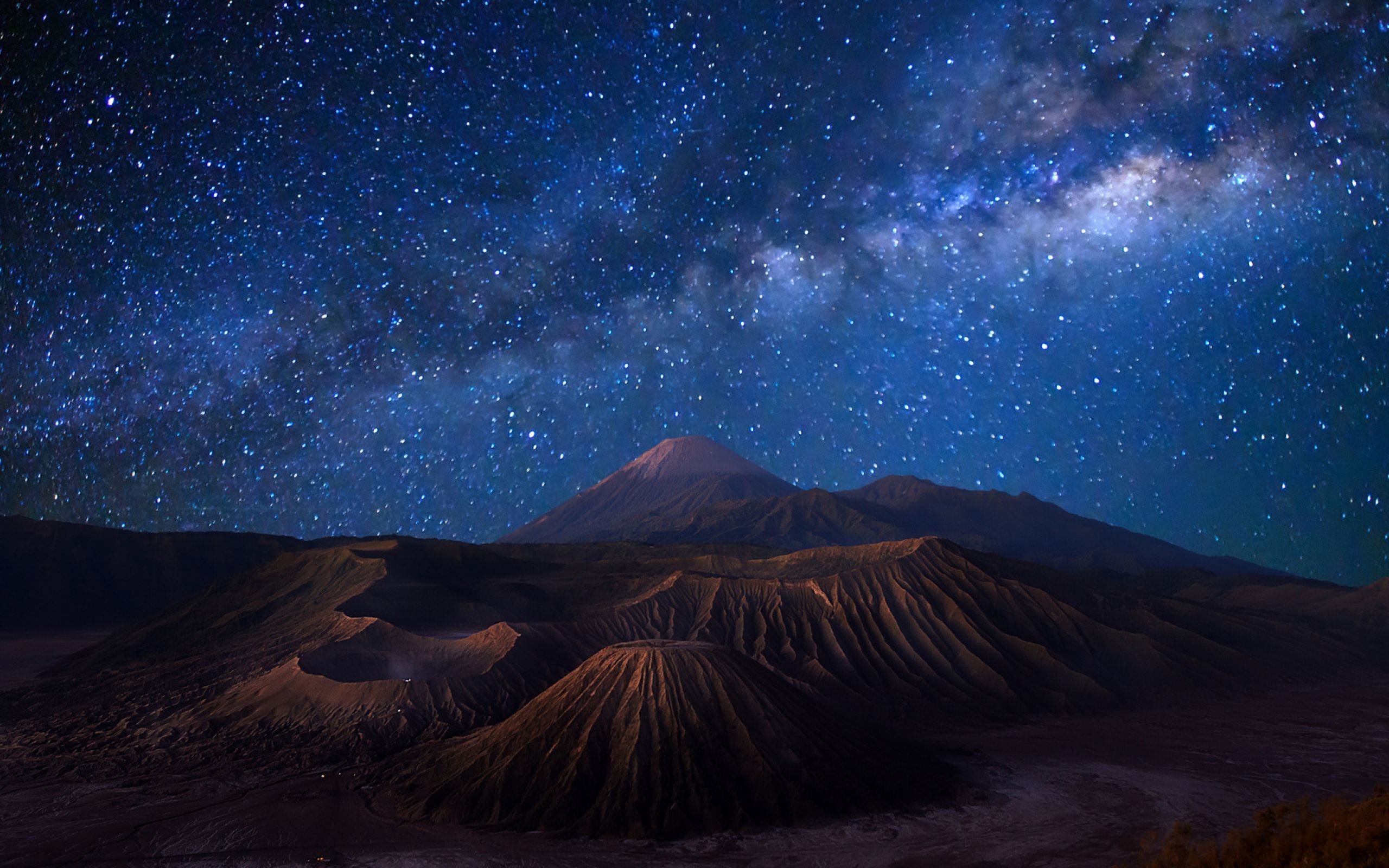 Созвездие горы. Фудзияма Млечный путь. Вулкан Тейде Млечный путь. Горы ночью. Звездное небо в горах.