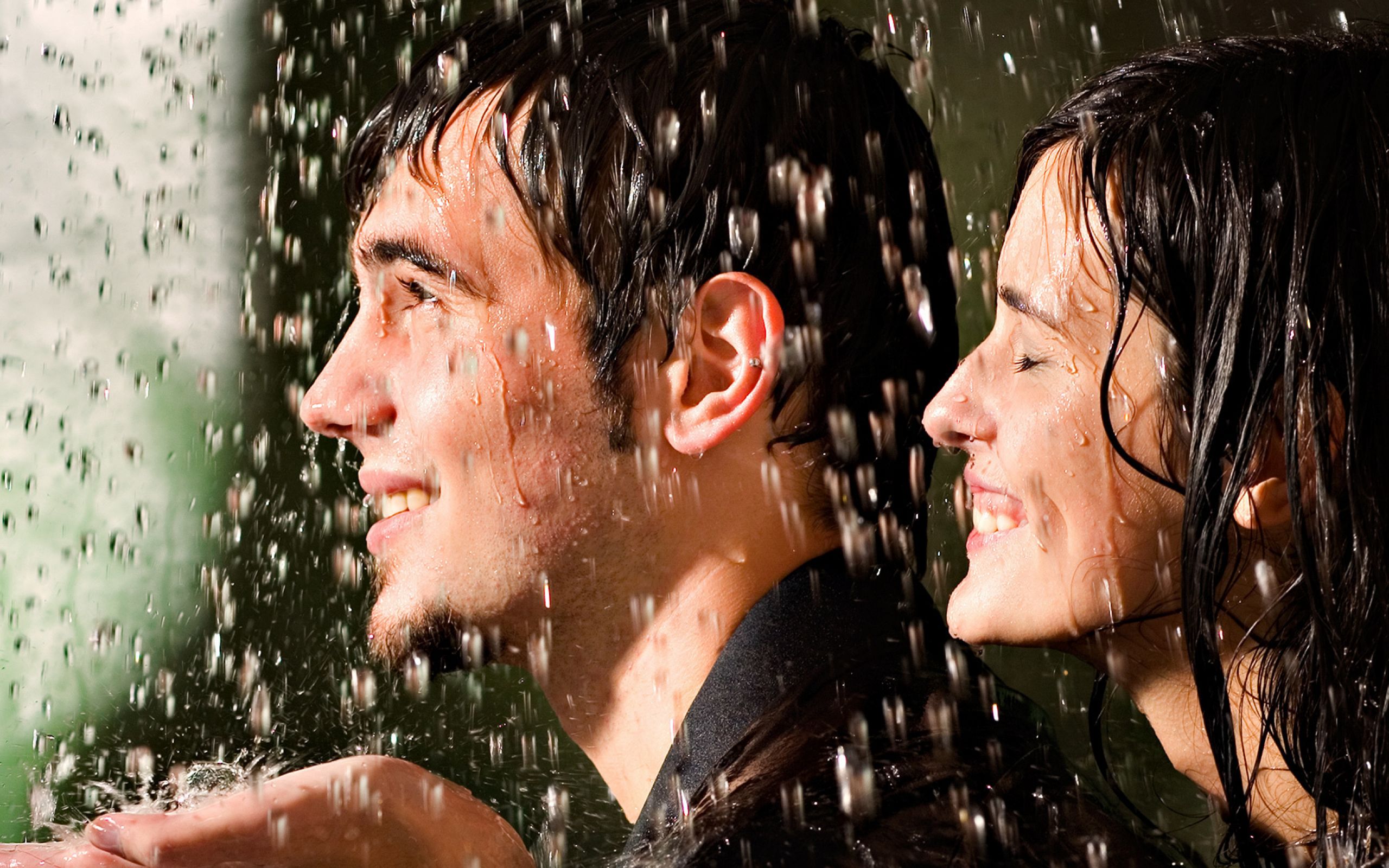 Промокнуть написанное. Человек под дождем. Мужчина под дождем. Влюблённые под дождём. Мужчина и женщина под дождем.