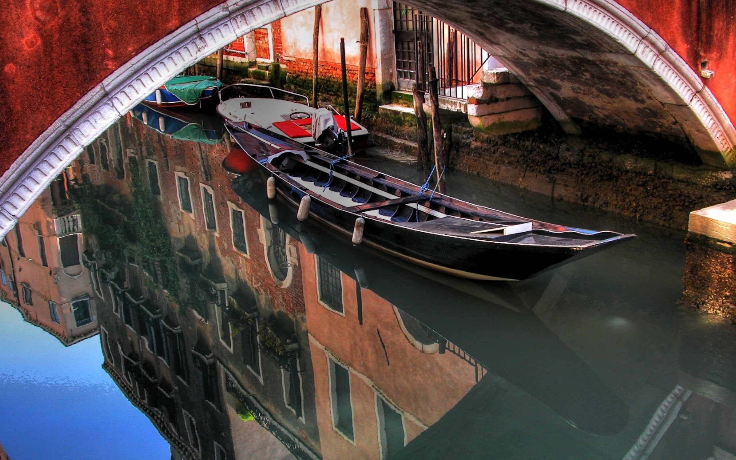 Арка в воде. Венеция. Гондолы. Венеция гондолы мост. Гондолы у Пристани в Венеции. Венеция Италия гондолы и мосты.