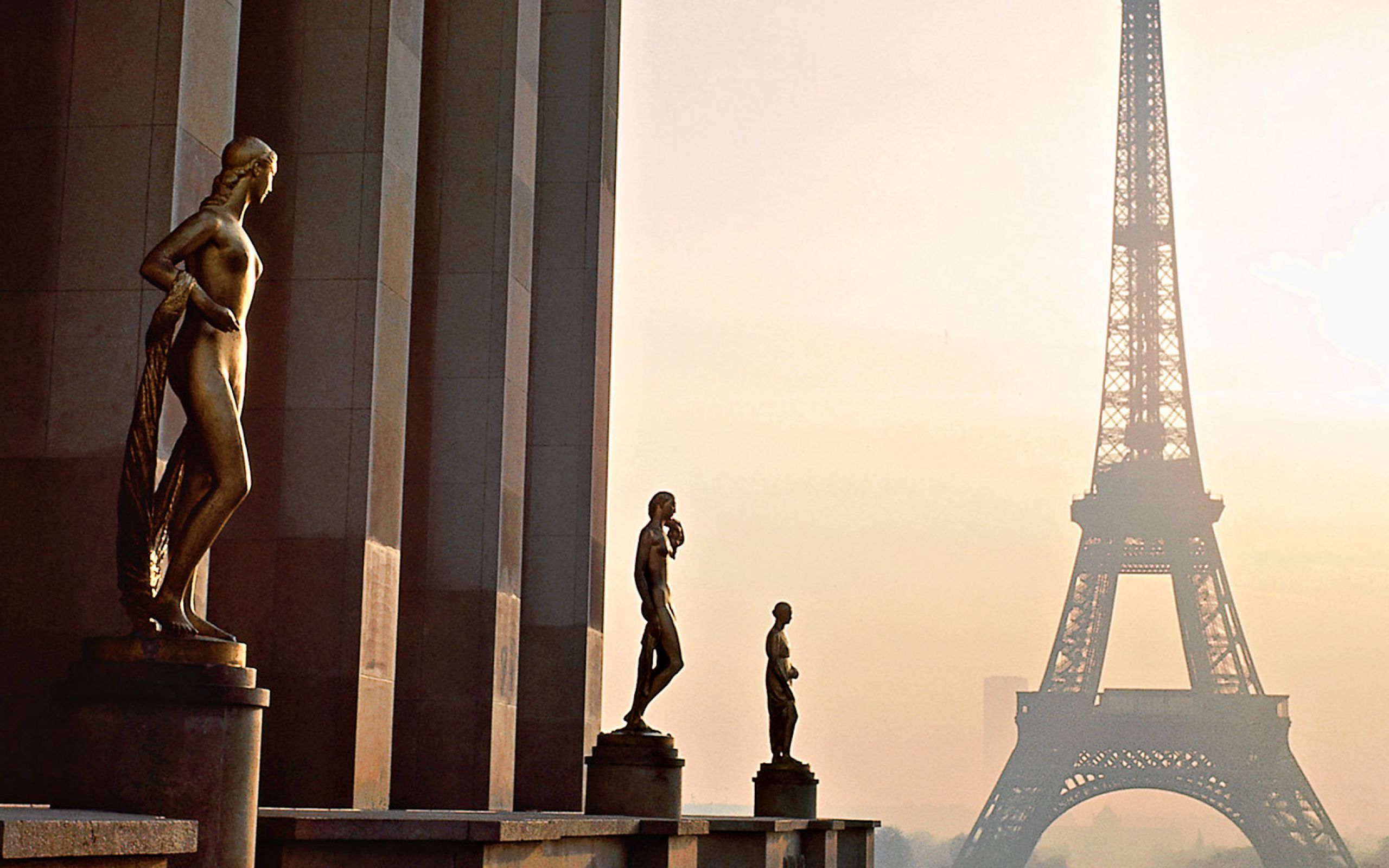 Soulage paris. Париж в Петербурге Эйфель. Памятник Эйфелева башня. Париж Эстетика. Статуя в Париже.