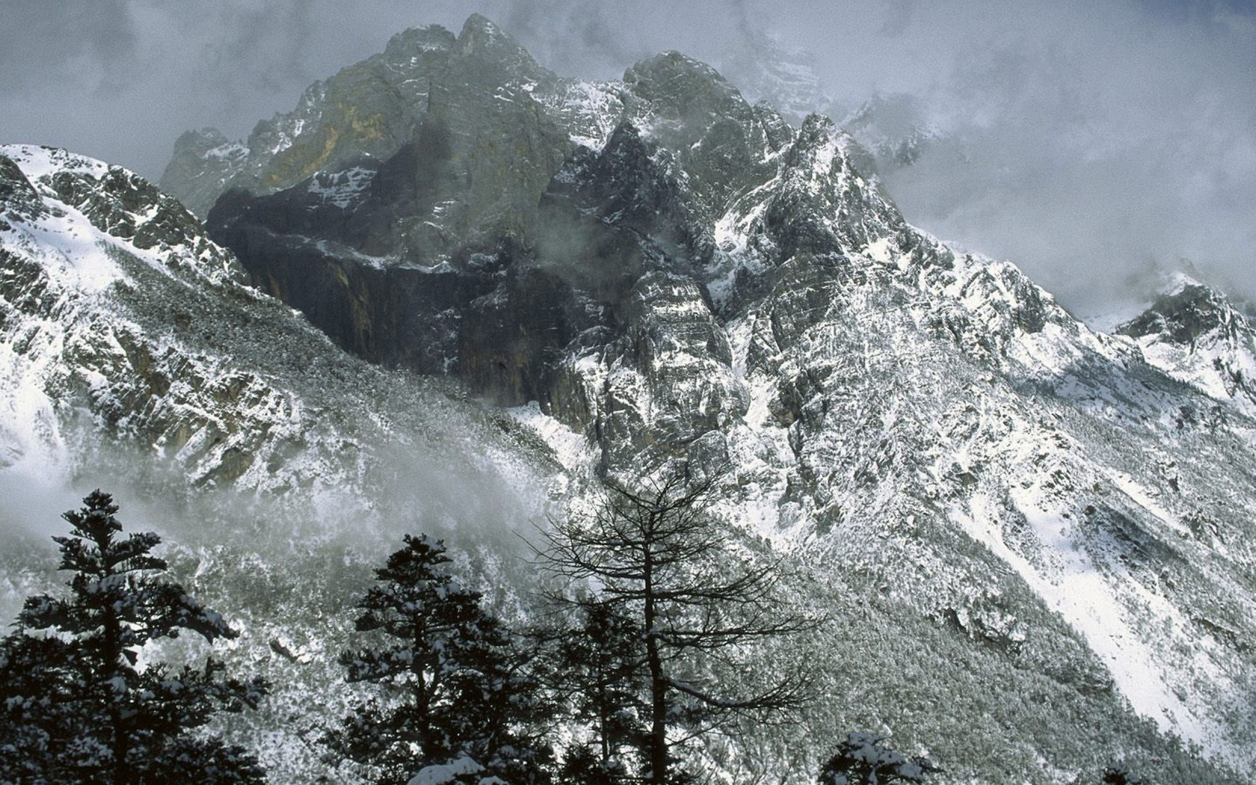 Гора тютчева. Снежные горы Китая. Китай горы снег. Снег в горах Кавказа. Красивые зимние горы Китая.