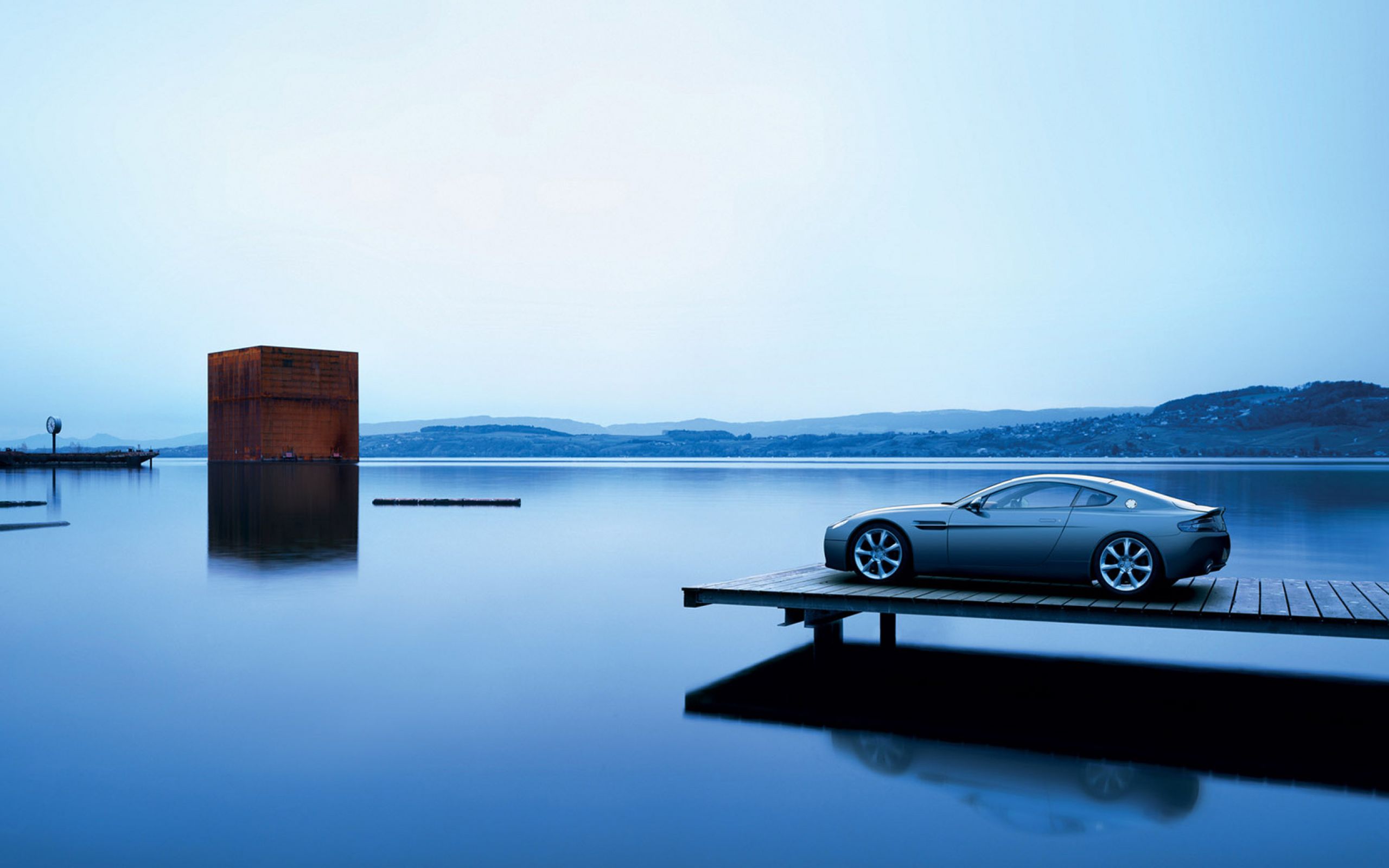 Ocean car. Aston Martin. Машина на берегу. Автомобиль на берегу моря. Машина в озере.