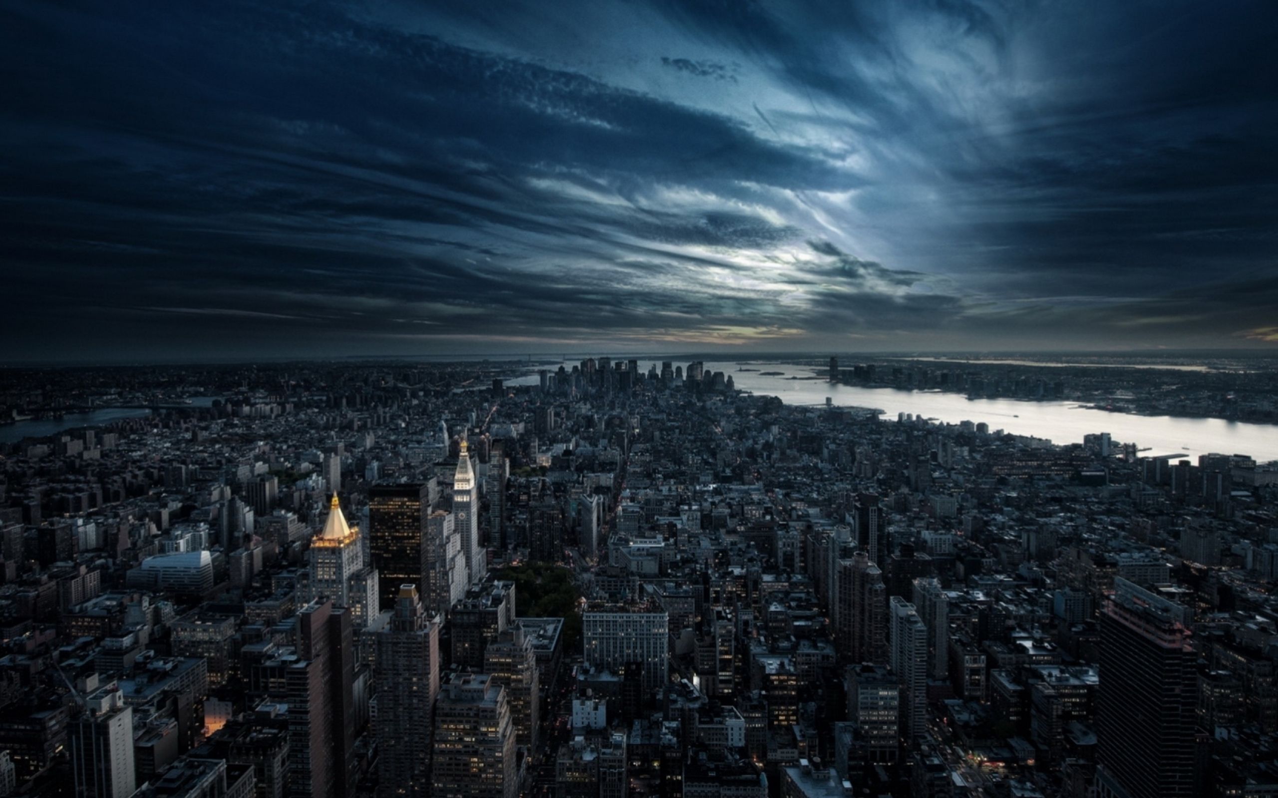 Фулл фотка. Ночной Нью-Йорк Манхэттен. Тёмный город. Мрачный город. Город с высоты.