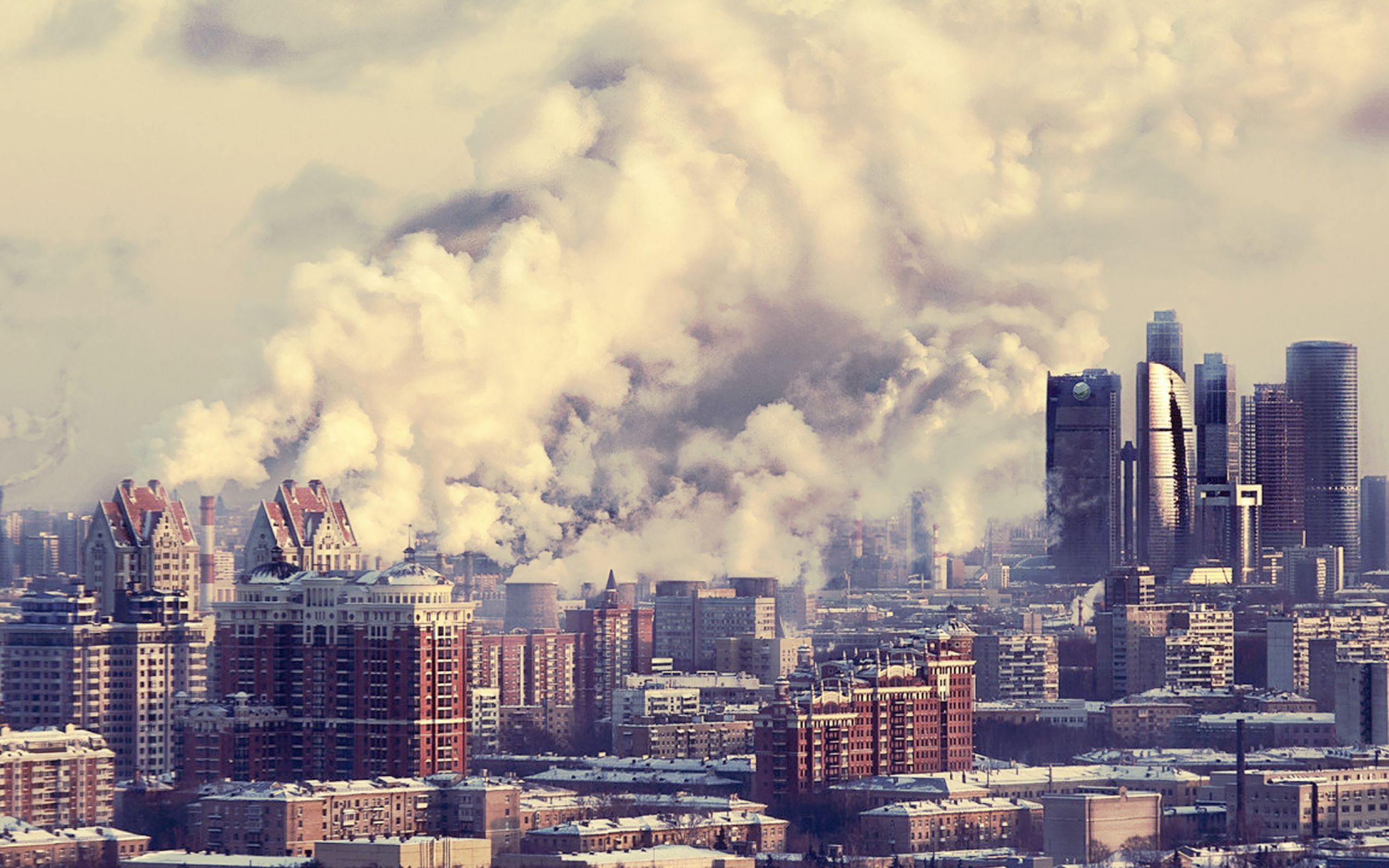 This pollution is gathered in clouds. Москва Сити смог. Загрязнение воздуха в городе. Город в дыму. Загрязнение атмосферы в городах.