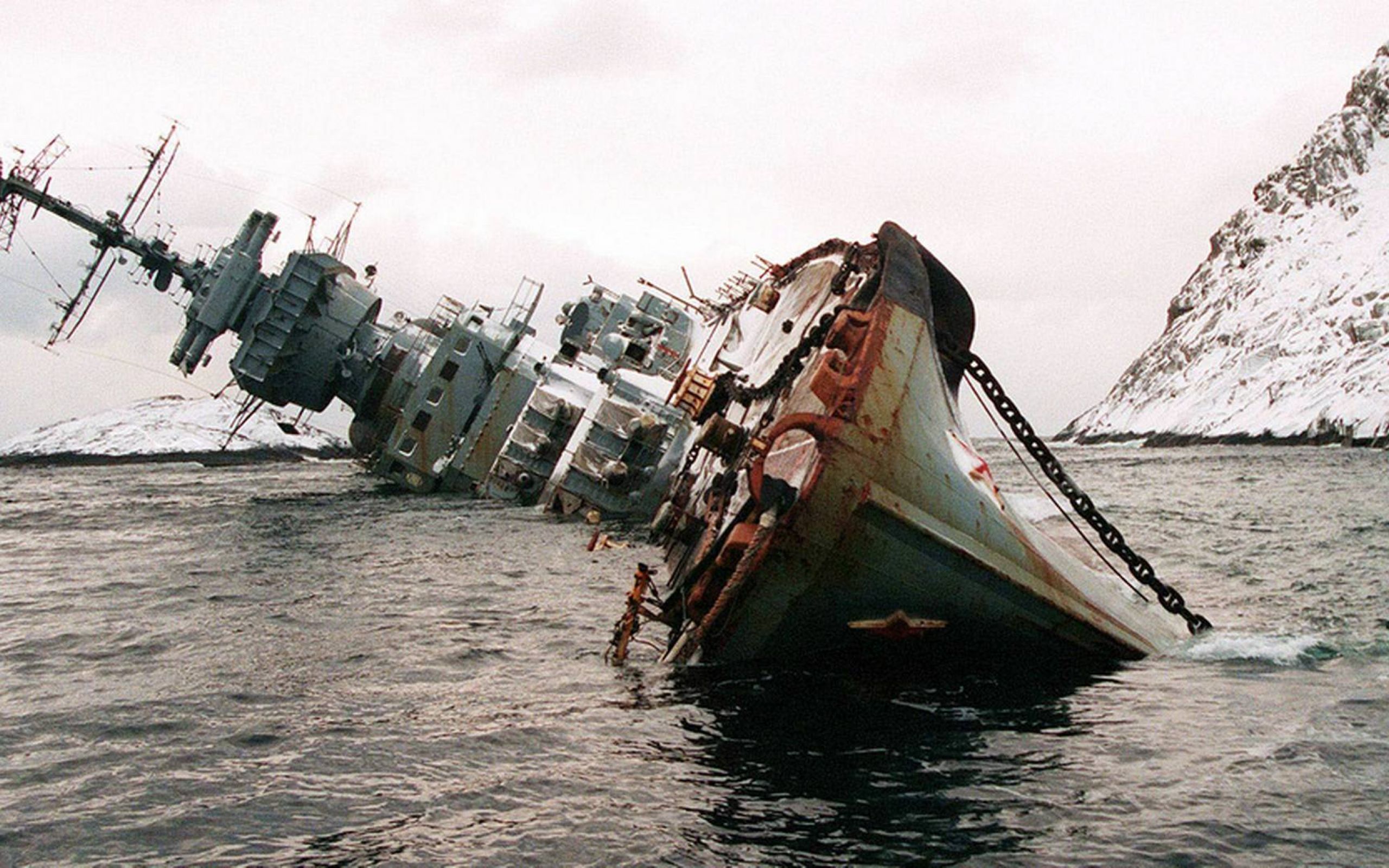 Если он на дне лежит судно вдаль. Крейсер Мурманск 1994. Крейсер Мурманск Северный флот. Затонувший крейсер Мурманск. Мурманск (крейсер, 1953).