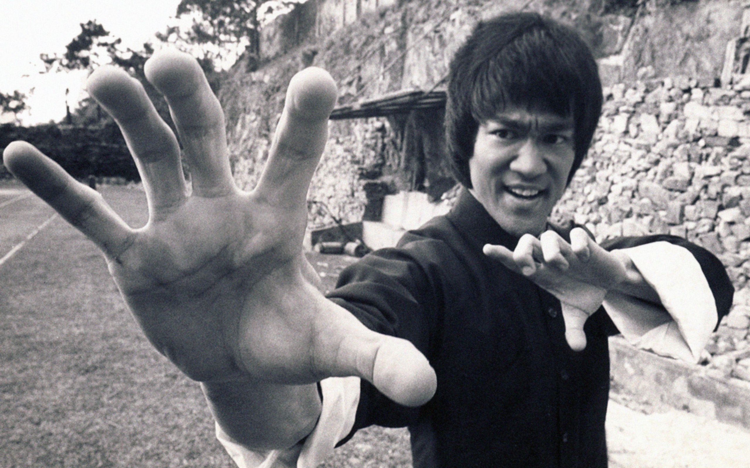 Пальцы брюса. Брюс ли. Брюс ли фото. Bruce Lee 1964. Мерседес Брюса ли.